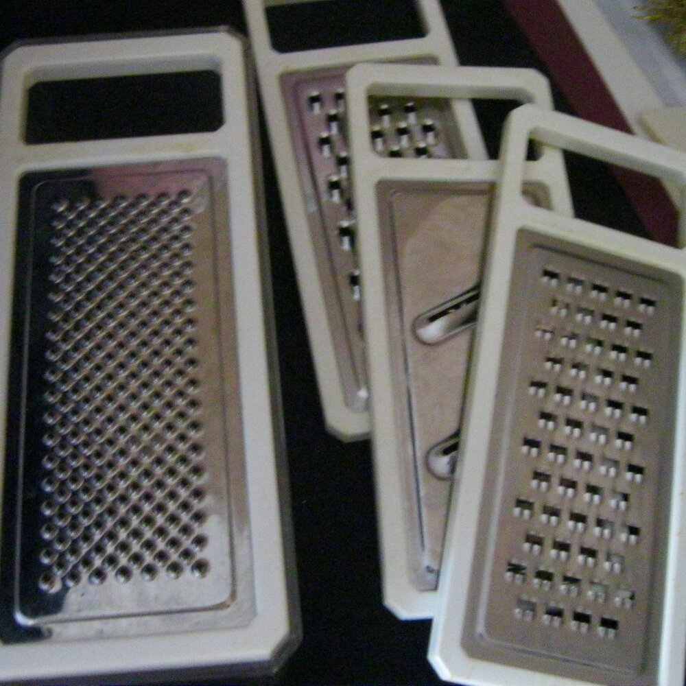"KiMee SET OF 4 STAINLESS STEEL GRATERS W/PLASTIC MEASURING CONTAINER" USED